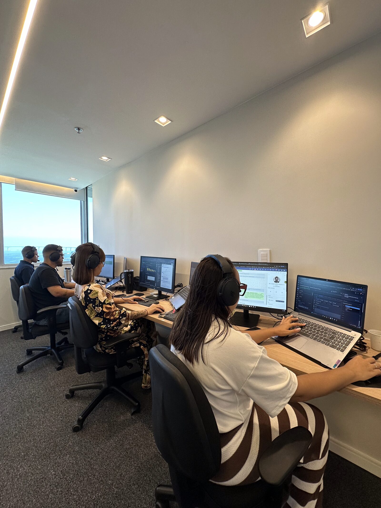 Equipe técnica do Licenças.net analisando documentação regulatória de drogaria